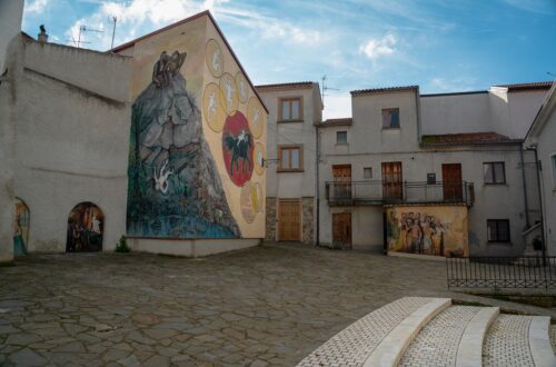 I murales di Satriano di Lucania (Potenza), una passeggiata in un libro delle favole