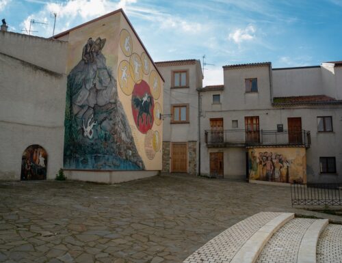 I murales di Satriano di Lucania (Potenza), una passeggiata in un libro delle favole