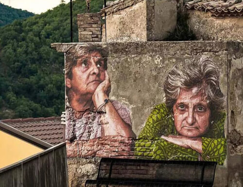 Il ritratto di due donne stiglianesi dello street artist Bifido