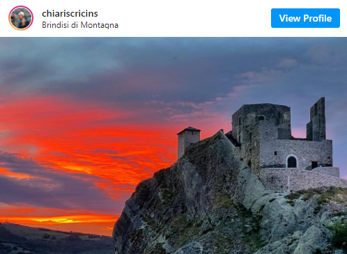 Il castello di Brindisi di montagna e l'incendio nel cielo