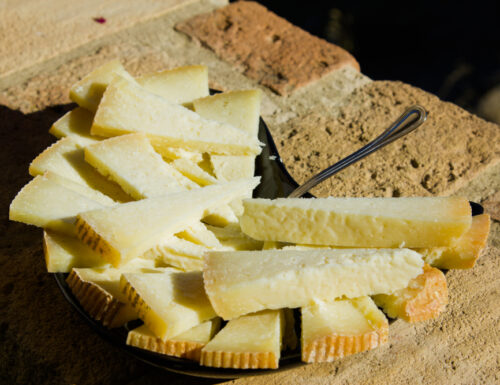 Canestrato di Moliterno, uno dei formaggi più antichi d'Italia
