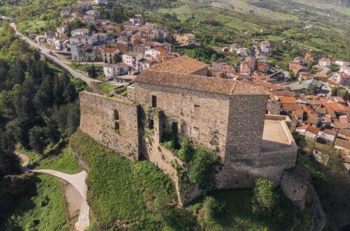 Il Castello di Laurenzana, roccaforte sulla Val Camastra
