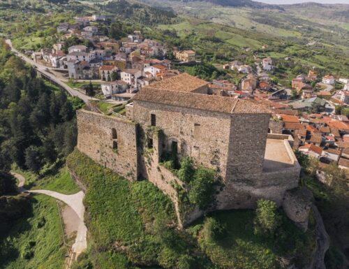 Il Castello di Laurenzana, roccaforte sulla Val Camastra