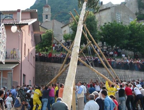 RITI ARBOREI: A CASTELSARACENO LA FESTA DELLA 'NDENNA